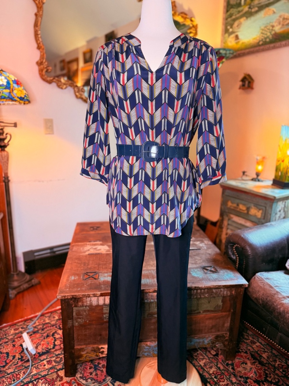 Outfit-Women’s Silk top in geo print/leather belt & polished cotton slim pants